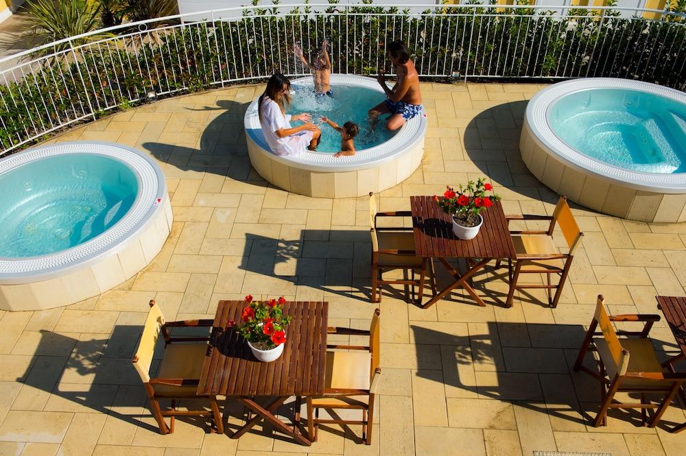 Hotel Milano Helvetia - In Centro Con Piscina ريتشوني المظهر الخارجي الصورة