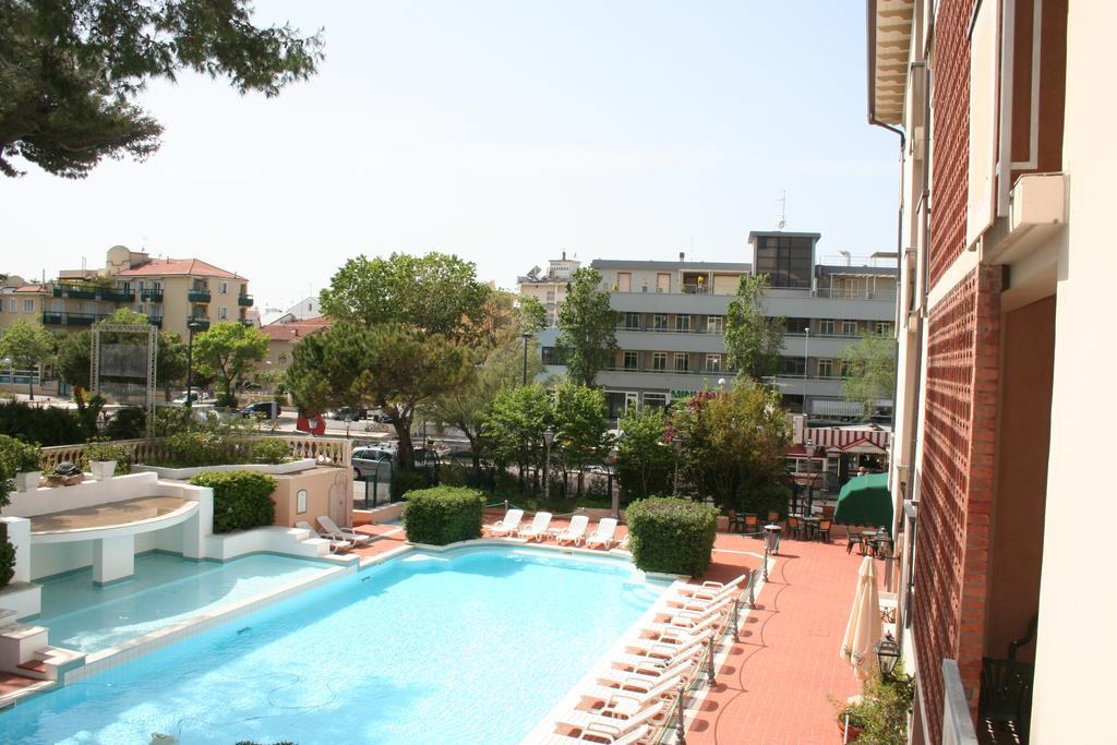 Hotel Milano Helvetia - In Centro Con Piscina ريتشوني المظهر الخارجي الصورة